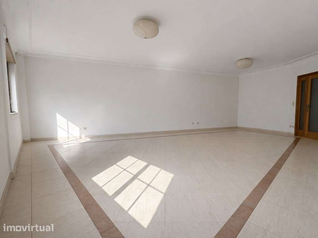 T3 com Varanda e 2 Lugares de Garagem - Grande imagem: 5/36