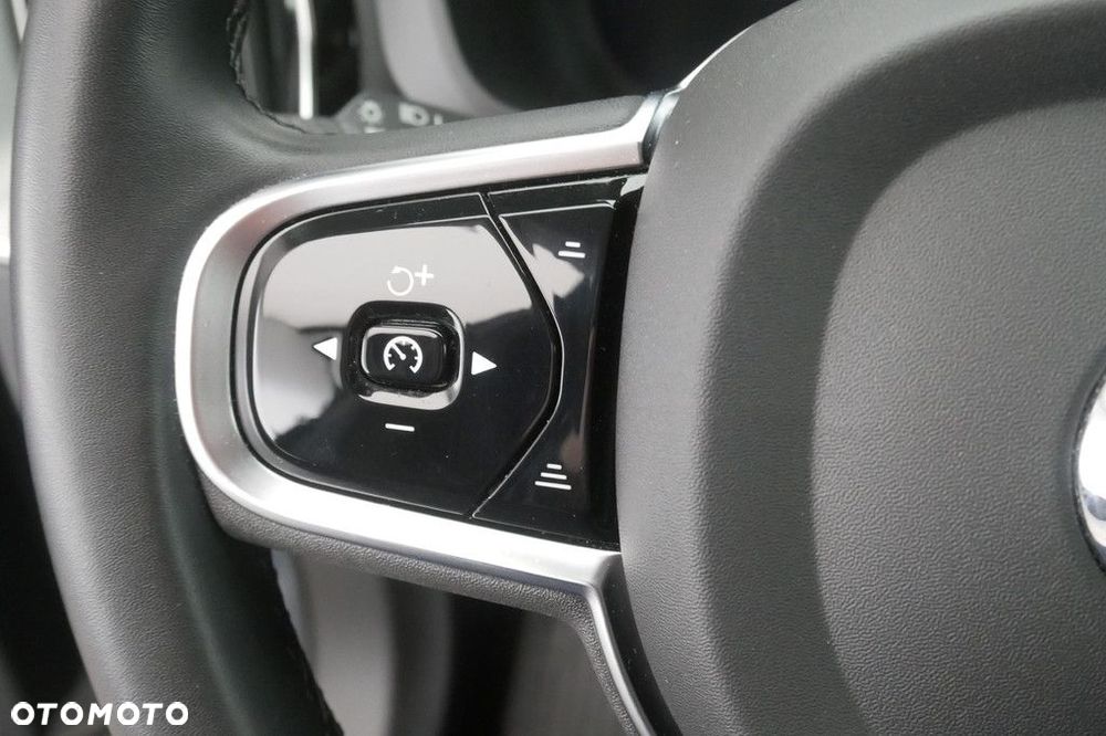 Volvo XC 60 B4 D Plus Dark - 25