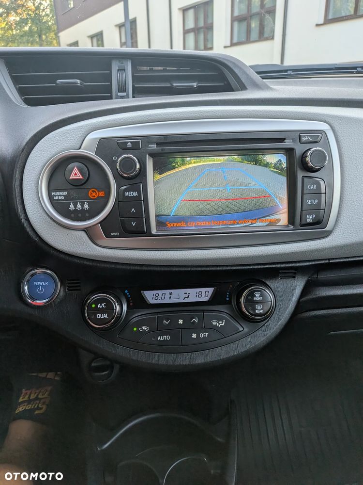 Toyota Yaris Hybrid 100 Premium - 2