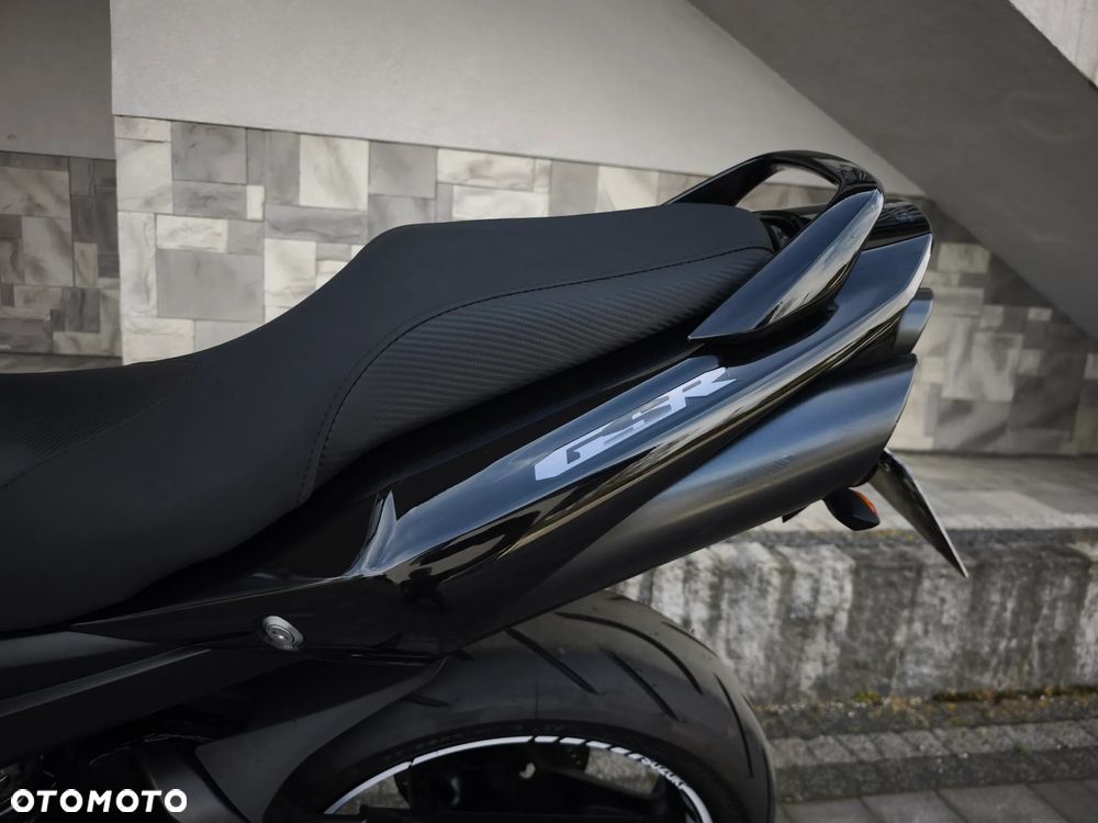 Suzuki GSR - 7