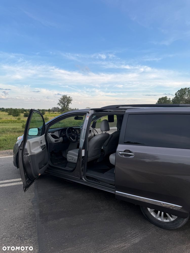 Toyota Sienna 3.5 V6 - 8