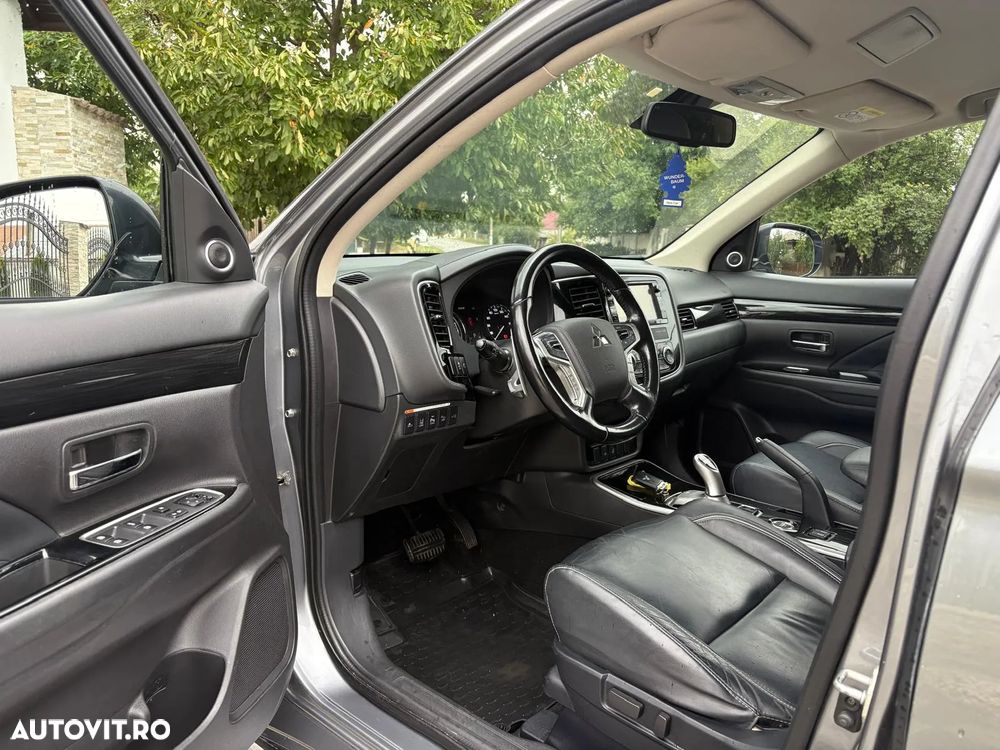 Mitsubishi Outlander 2.0 4WD Plug-In Hybrid Plus - 11