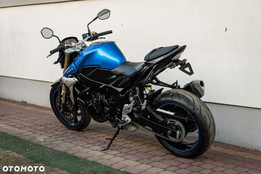Suzuki GSR - 4