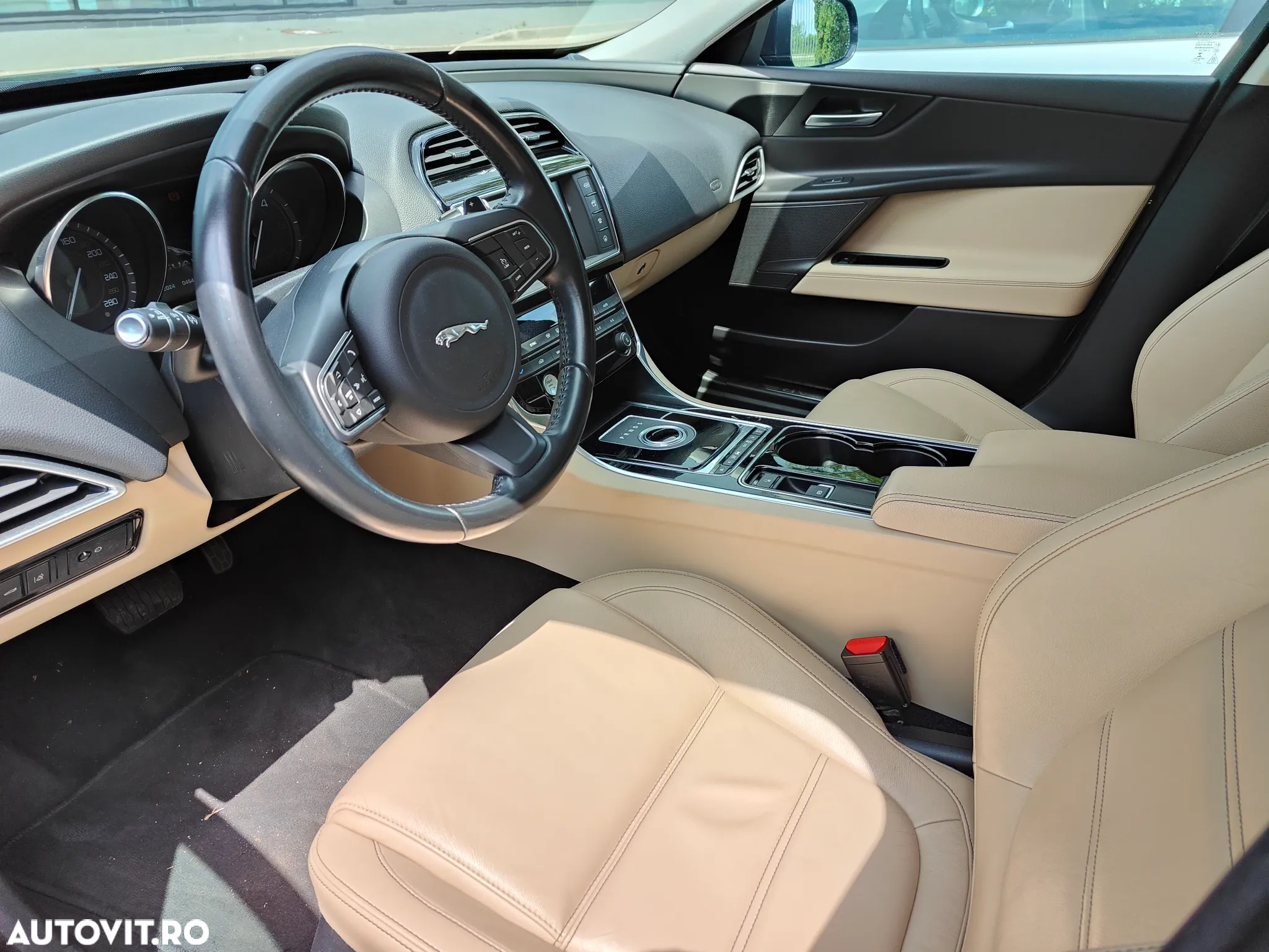 Jaguar XE 2.0 Prestige - 3