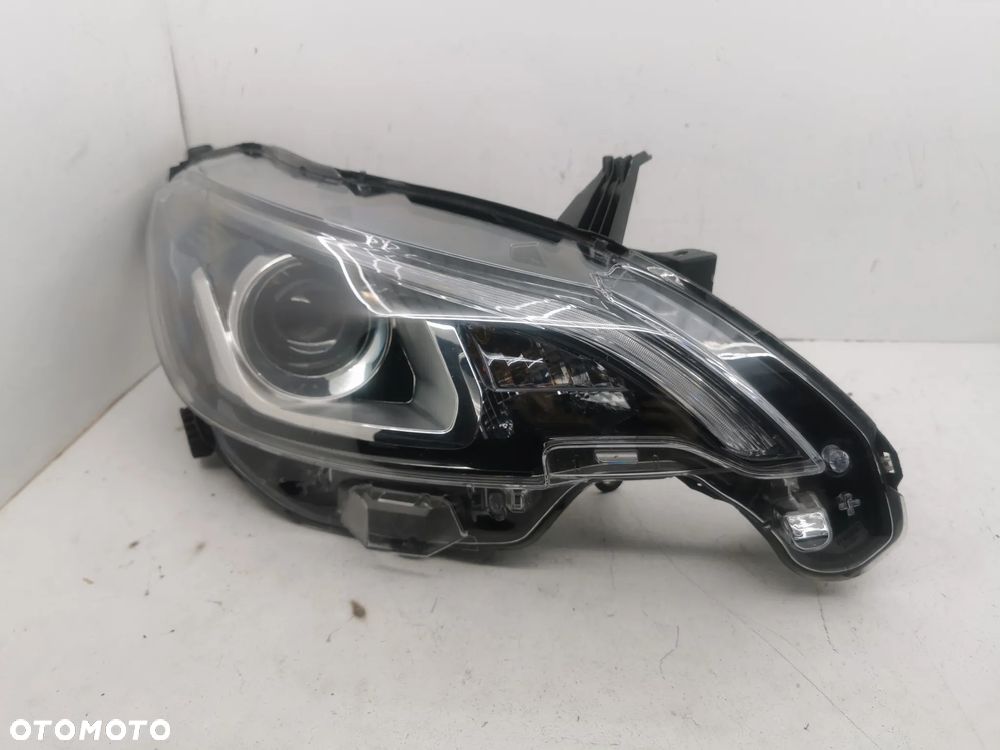 Lampa prawa przednia Peugeot 108 90026267