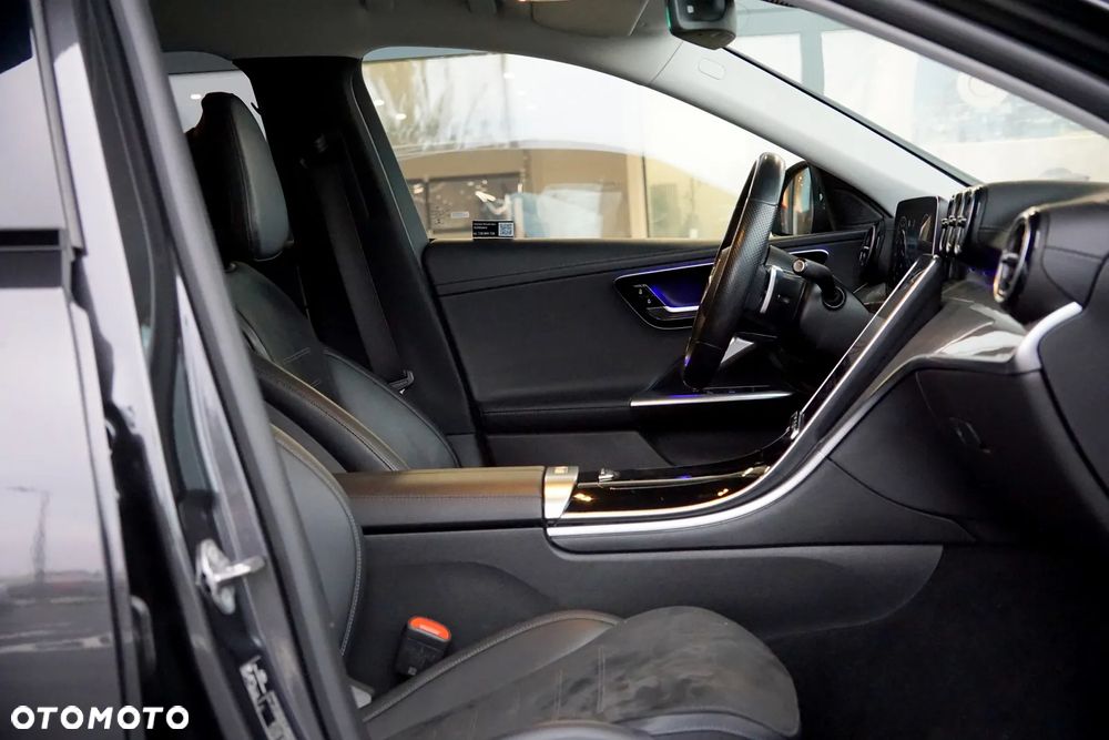 Mercedes-Benz Klasa C 180 9G-TRONIC AMG Line - 23