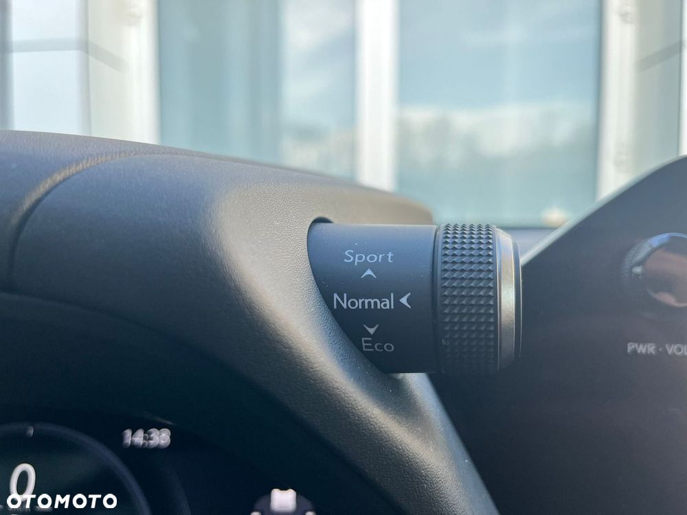 Lexus UX 300h F Sport Design - 31