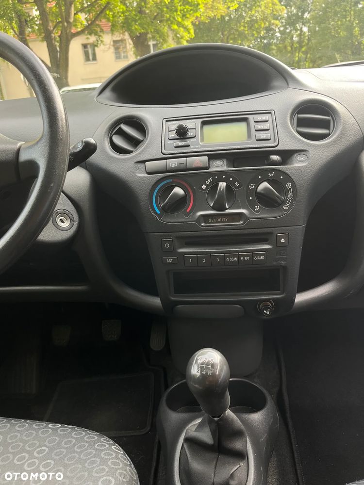 Toyota Yaris 1.0 Base - 4