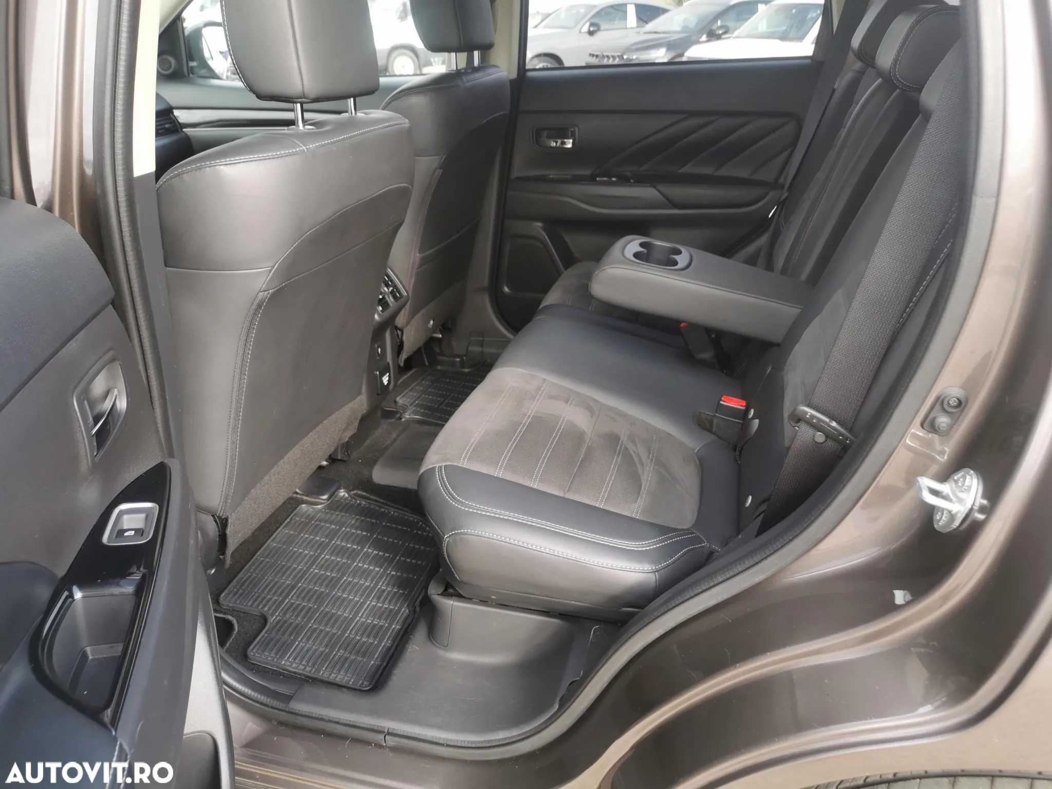 Mitsubishi Outlander PHEV 2.4 L 4X4 Invite - 18