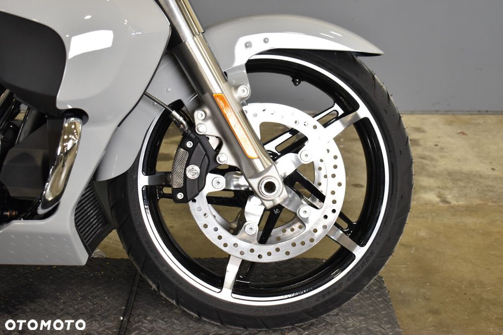 Harley-Davidson Touring Street Glide - 13