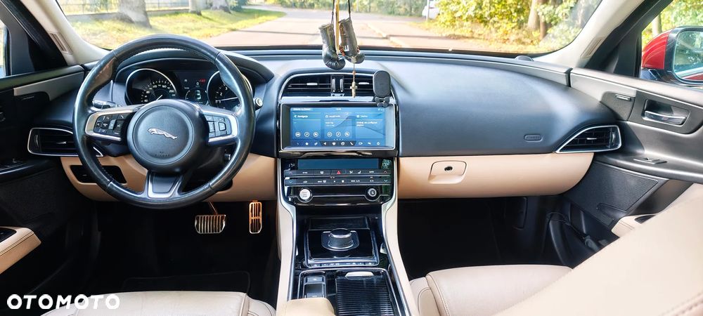 Jaguar XE 2.0 T Prestige - 11