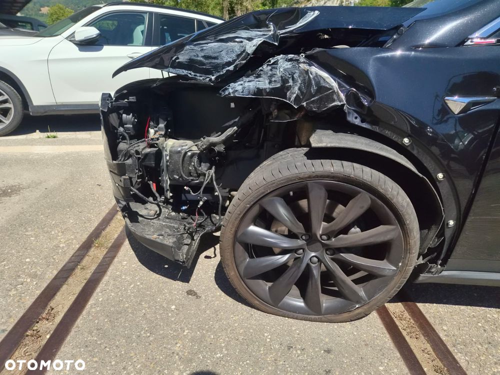 Tesla Model X - 7