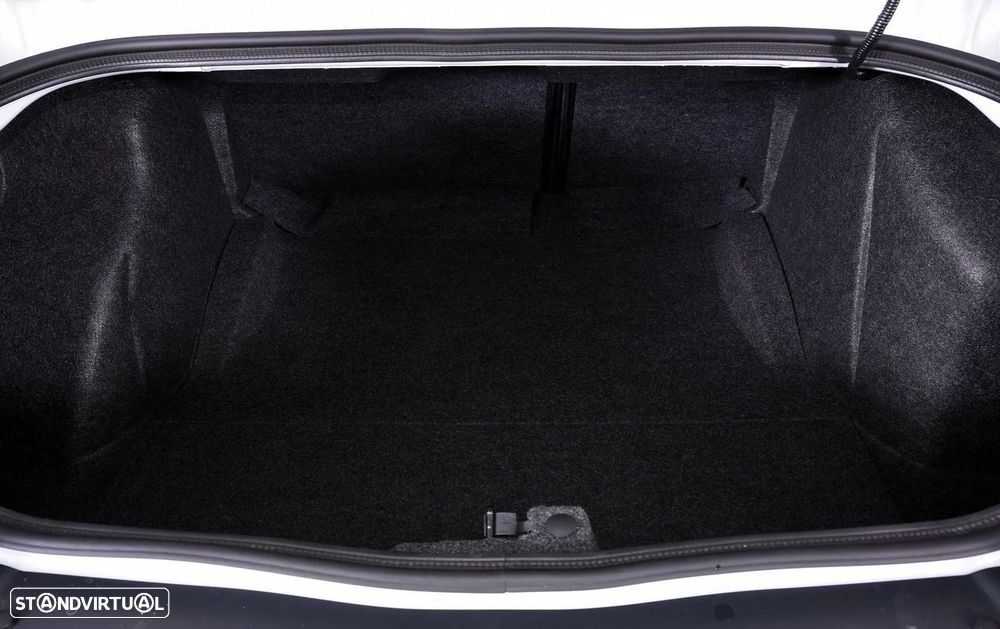 Dodge Challenger Auto SRT Hellcat - 12