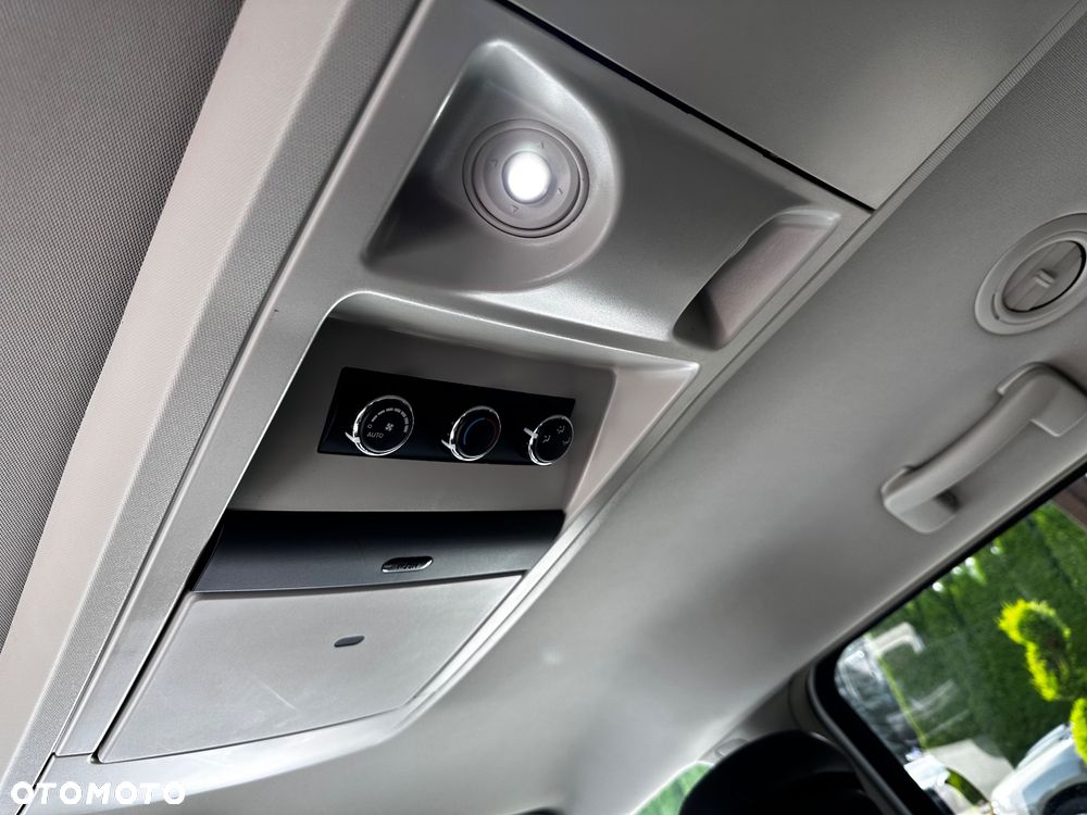 Chrysler Town & Country 3.6 Limited - 19