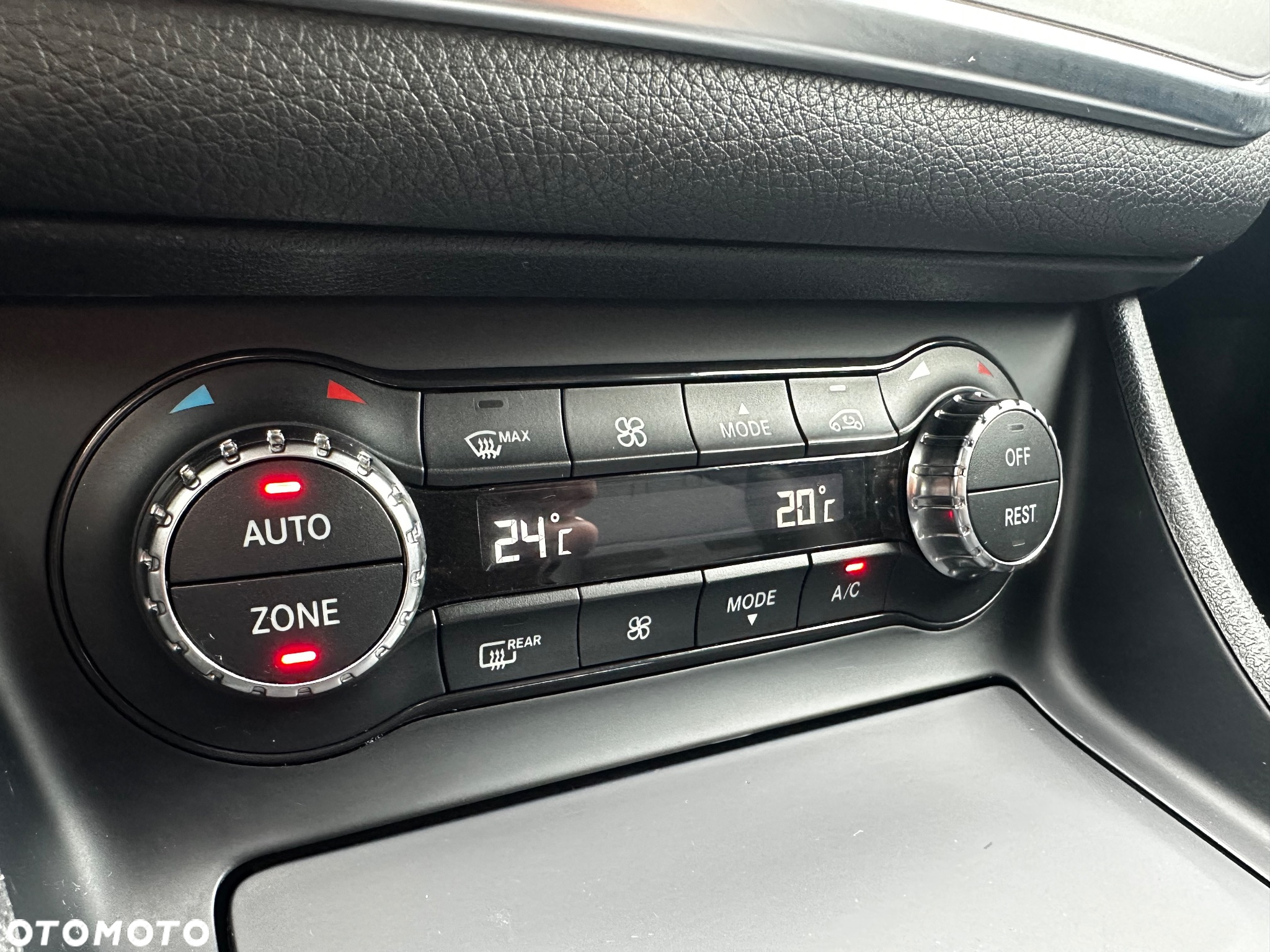 Mercedes-Benz GLA 180 7G-DCT - 28