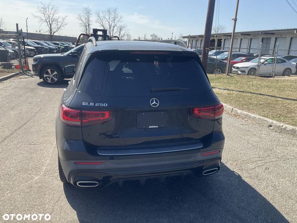 Mercedes-Benz GLB - 2