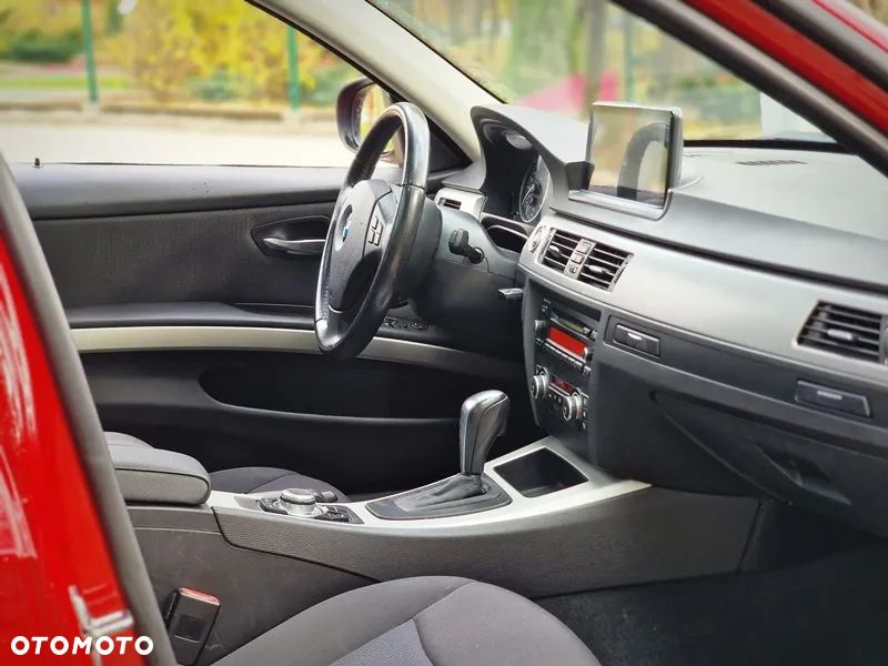 BMW Seria 3 320i Touring - 16