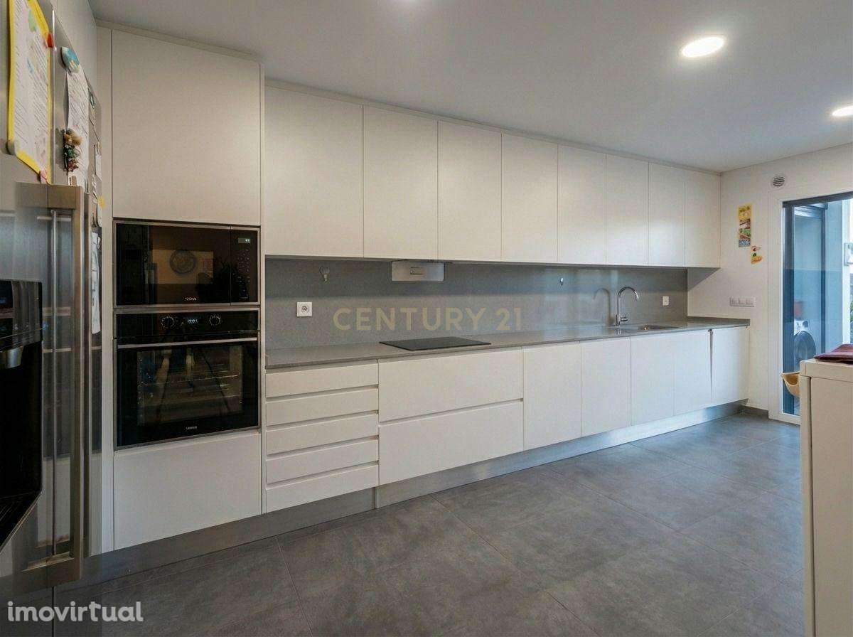 Apartamento T2 Luminoso com Varanda e Vista  Para Serra Arrabida- O Re - Grande imagem: 2/21