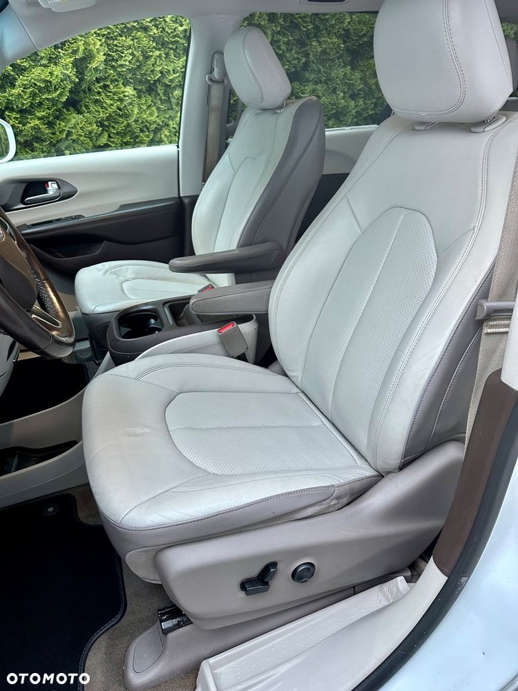 Chrysler Pacifica - 11
