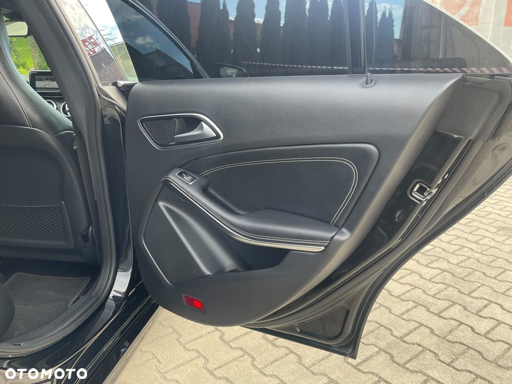 Mercedes-Benz CLA 180 AMG Line - 21