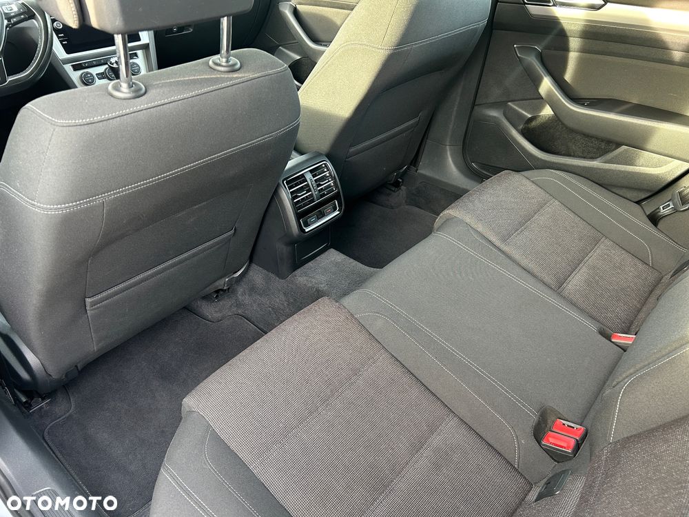 Volkswagen Passat 2.0 TDI SCR Comfortline - 24