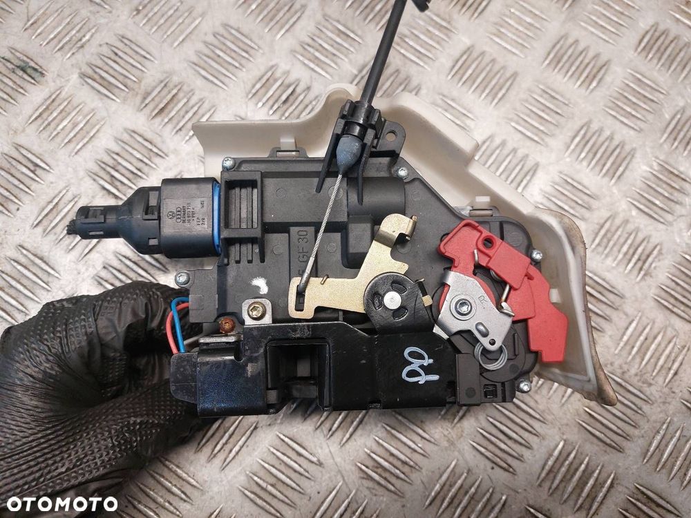 ZAMEK DRZWI PRAWY PRZÓD VOLKSWAGEN GOLF V 1K0837350 3D1837016 - 3