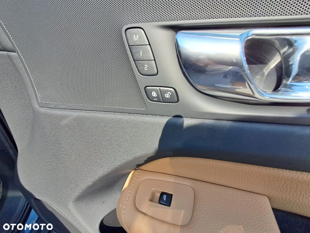 Volvo XC 60 T5 GPF Momentum - 32