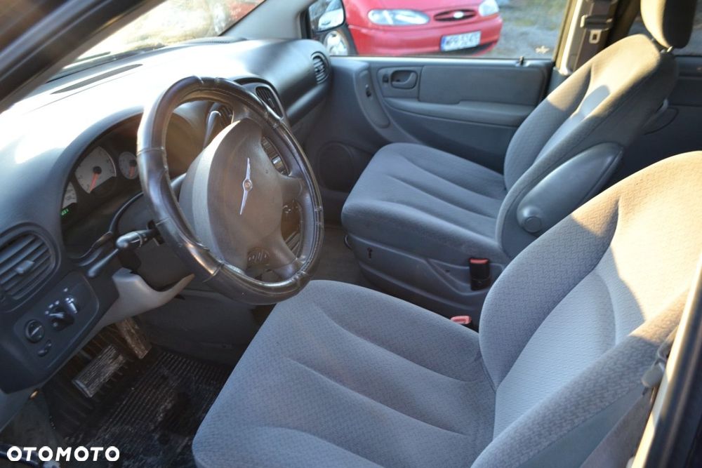 Chrysler Town & Country - 7