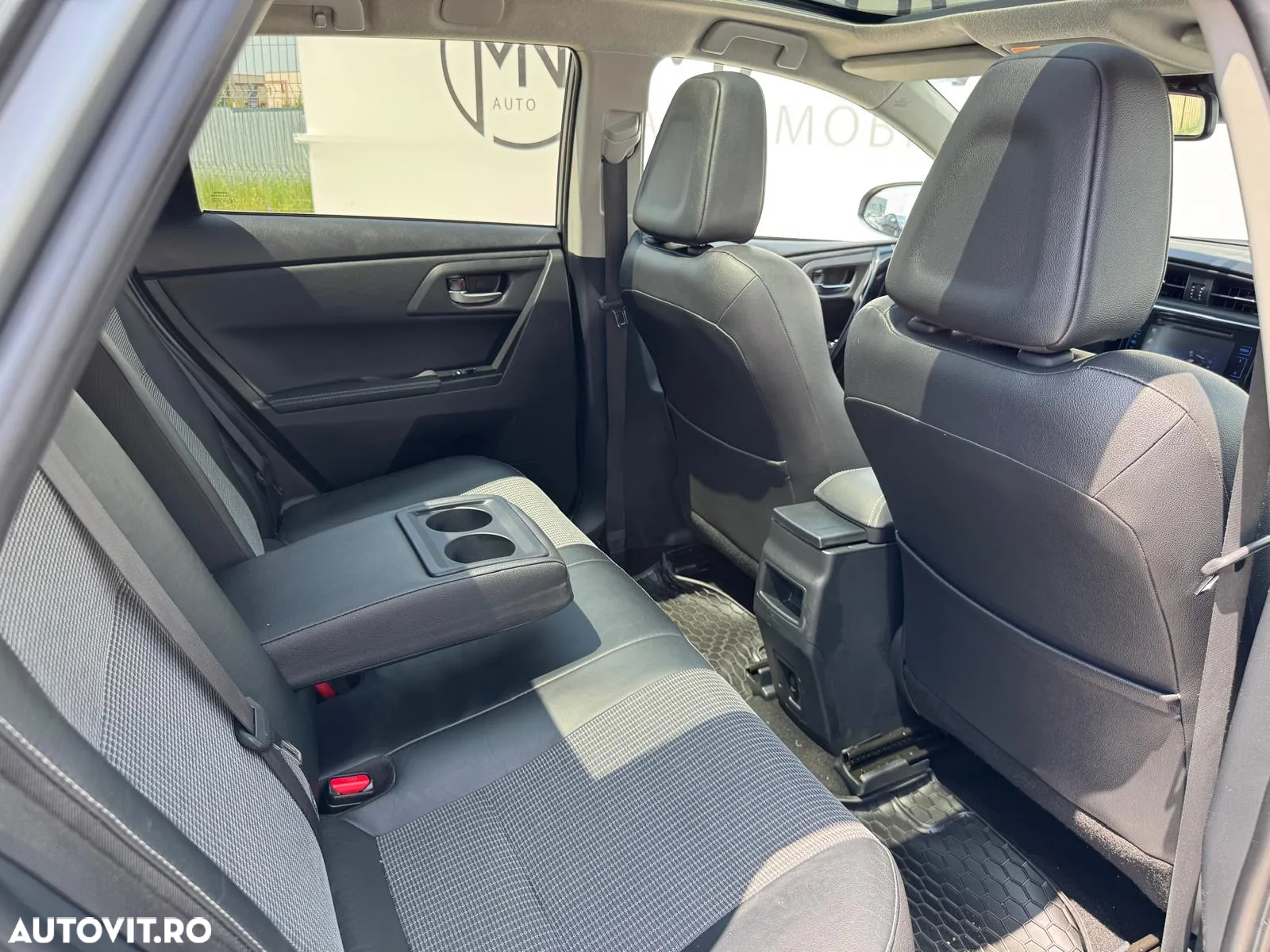 Toyota Auris 1.8 L VVT-i HSD Sol + - 11