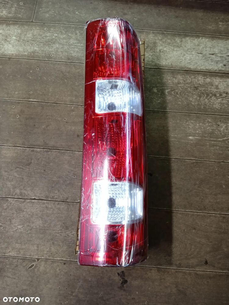 LAMPA TYLNA IVECO DAILY 06-14 PRAWA LUB LEWA  NOWY - 1