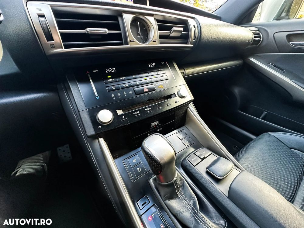 Lexus Seria IS 300h F Sport - 16