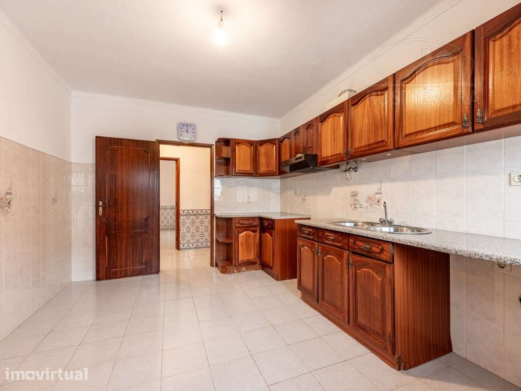 Livre a partir de 01/07/2026 - Moradia bifamiliar, 1º andar, T2 + 2... - Grande imagem: 3/27
