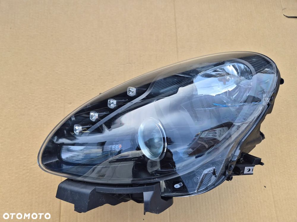 Alfa Romeo Giulietta lampa lewa.Karbon.H7.Uszkodzone szkło. - 1