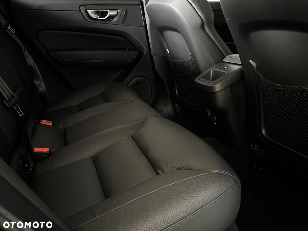 Volvo XC 60 B4 D Plus Dark - 23