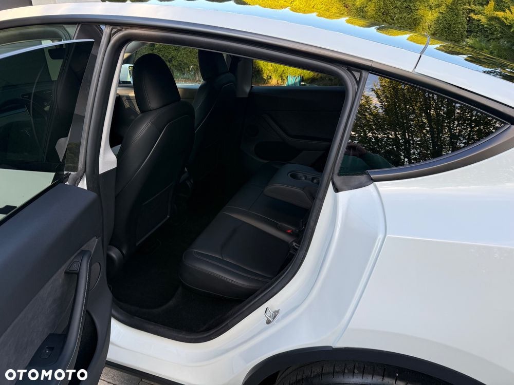 Tesla Model Y - 10