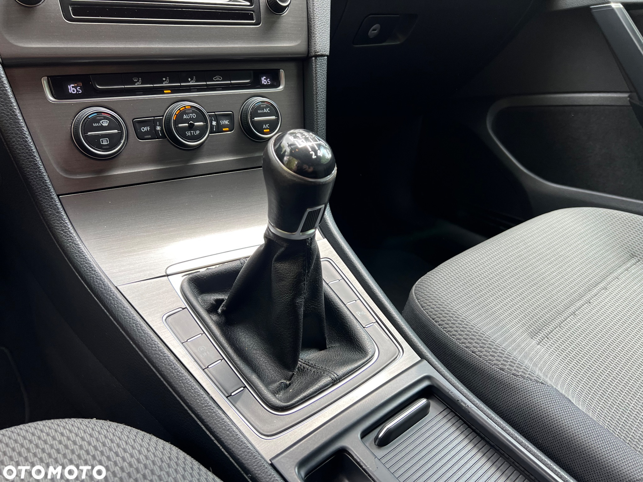 Volkswagen Golf - 22