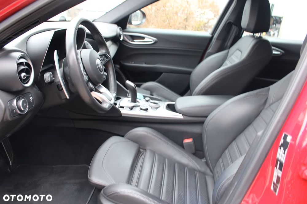 Alfa Romeo Giulia 2.0 Turbo 16V AT8-Q4 Veloce - 5