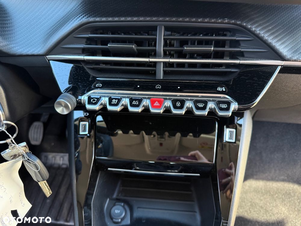 Peugeot 208 - 17