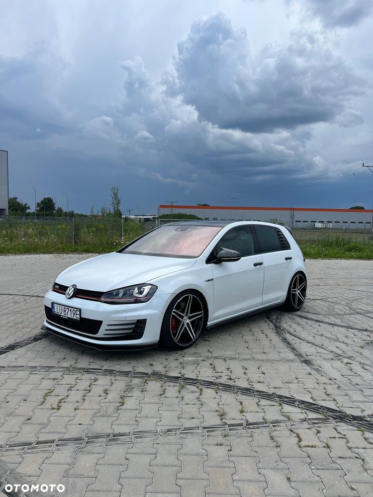 Volkswagen Golf - 1