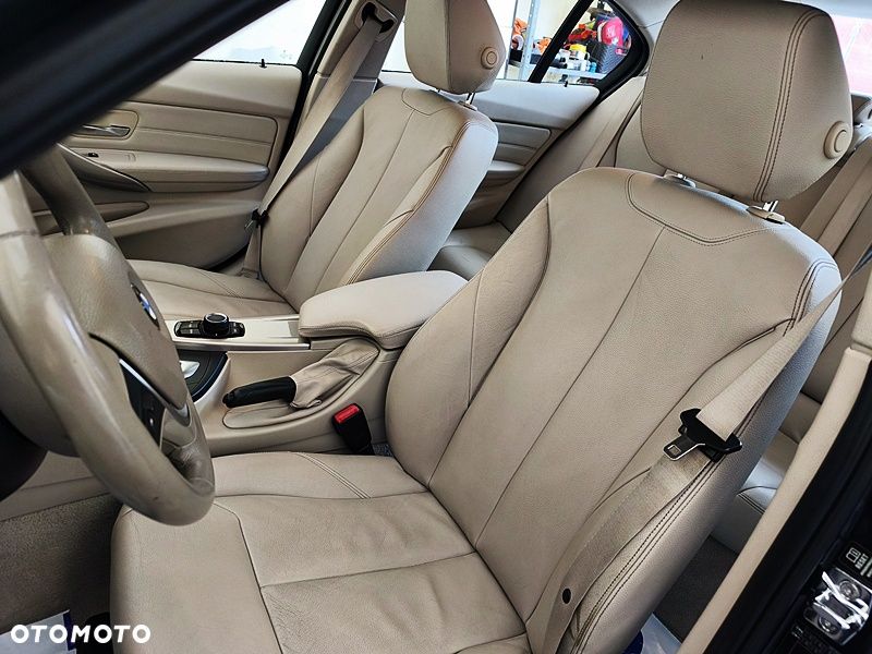 BMW Seria 3 320i Modern Line - 23