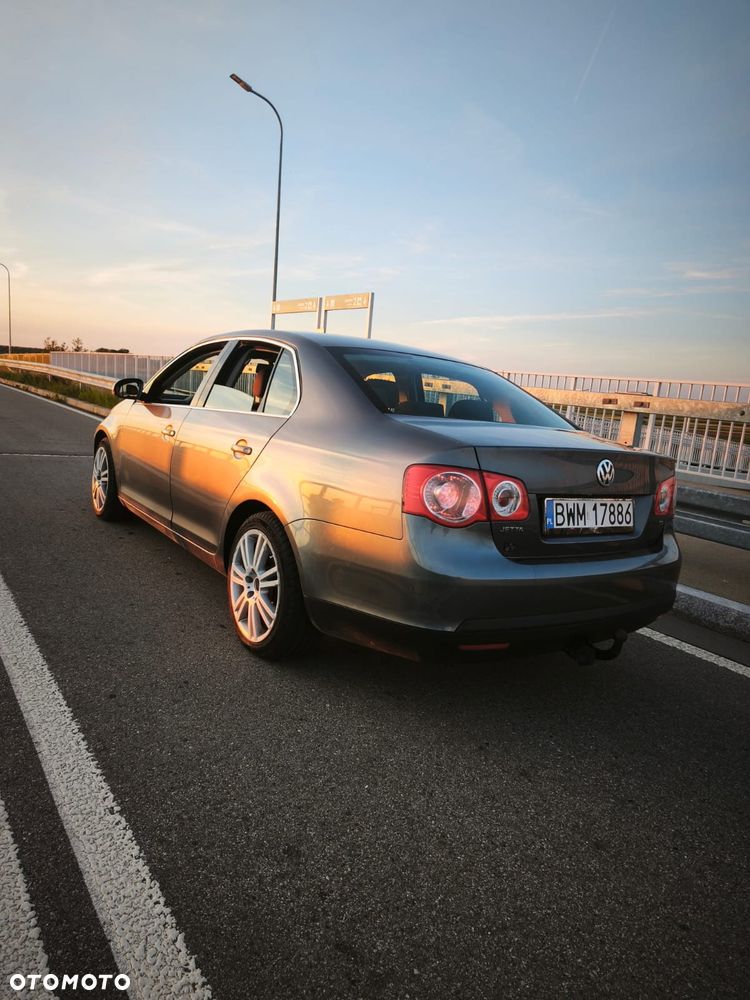 Volkswagen Jetta - 3