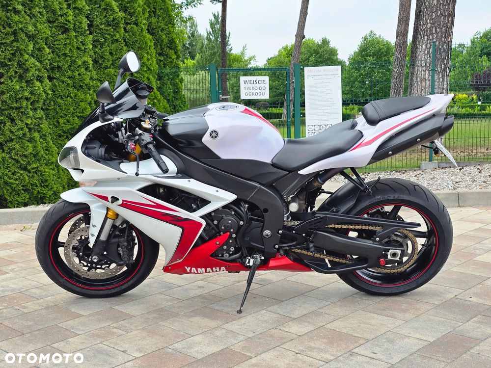 Yamaha R1 - 11