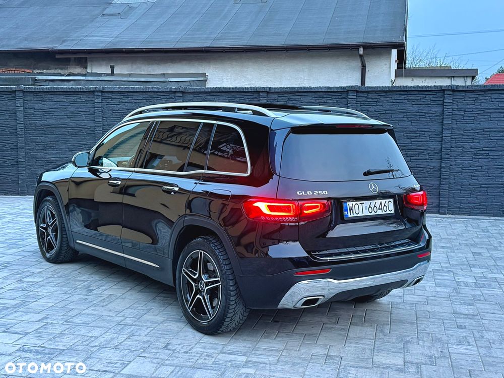 Mercedes-Benz GLB 250 4Matic 8G-DCT - 3