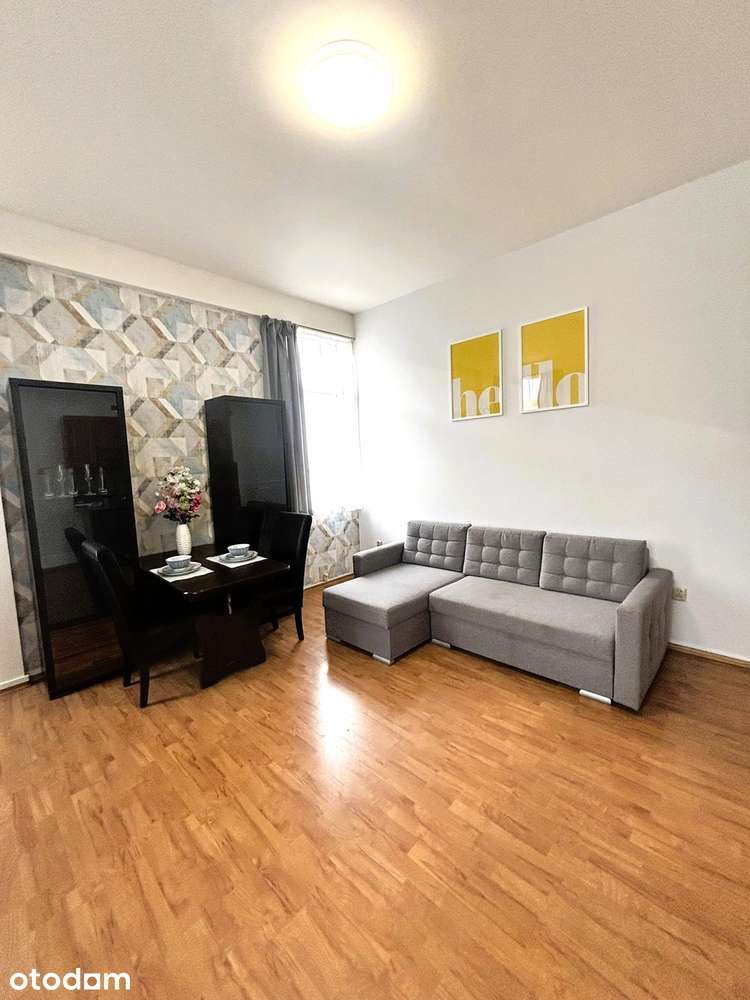 Studio Flat near METRO STATION !!!