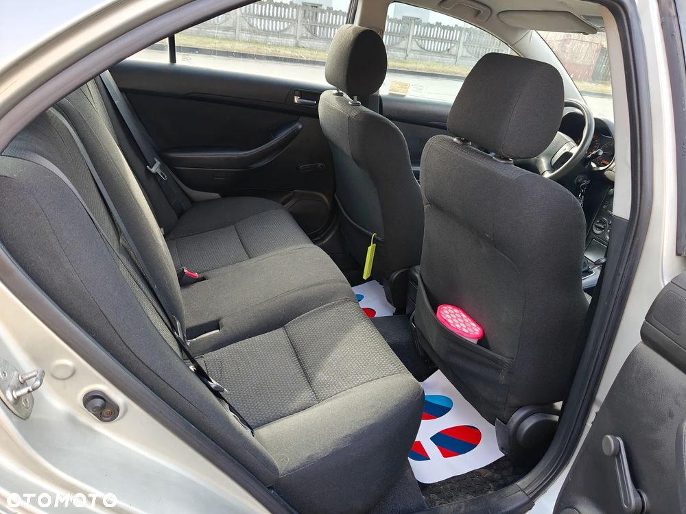 Toyota Avensis 1.8 Terra - 17