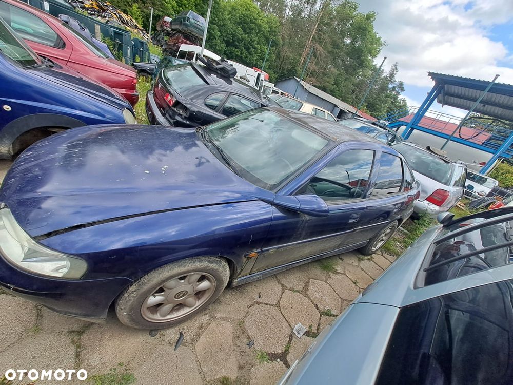 Opel Vectra B (99r.) 1.6 B 100 KM. Silnik X16XEL Skrzynia F17 CJ (3.94) lakier 13L 13U 3TU.Cały na części.GWARANCJA !!! Przód Tył Zestaw Komplet Drzwi Klapa Zderzak Błotnik Maska Grill Atrapa Szyba Pas Lampa Lusterko Boczki Fotel Kanapa Kokpit Deska Rozdzielcza Przełącznik Włącznik Sterownik Przewody Wiązka Instalacja Moduł Komputer Czujnik Listwa Pompa Alternator Wtryski Głowica Rozrusznik Kompresor Sprzęgło Dwumas Silnik Skrzynia ABS Klimatyzacji Paliwa Wspomagania Kolektor Turbina Przepustnica Zawór Chłodnica Koło Hak Belka Sanki Zawieszenie Mcpherson Półoś Amortyzator Wydech Tłumik Zacisk Most - 4