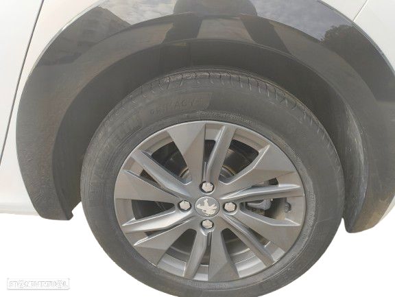 Peugeot e-208 Allure - 23