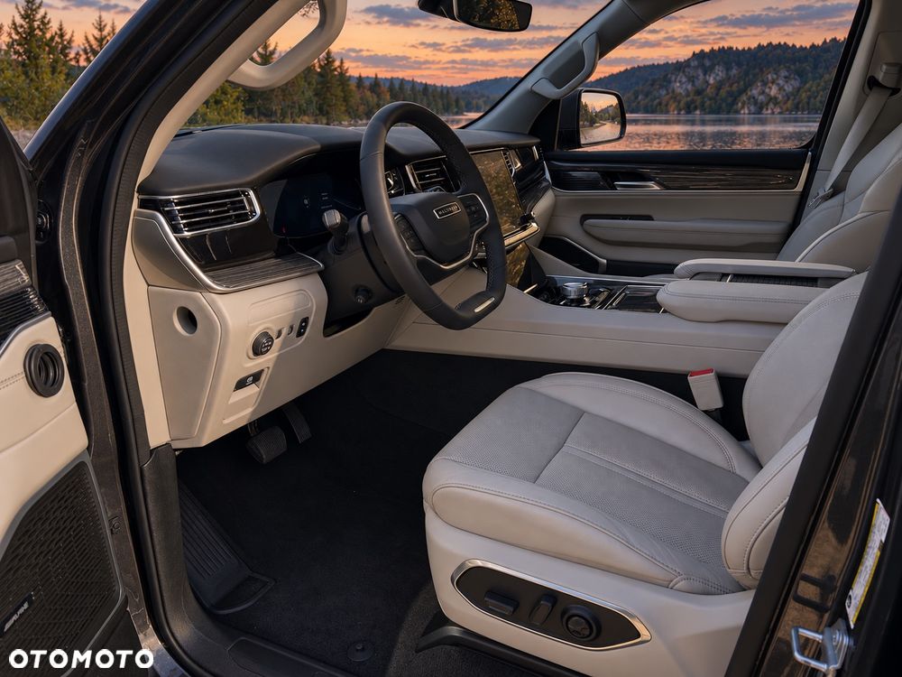 Jeep Wagoneer - 25