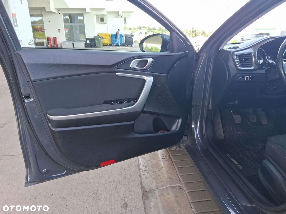 Kia Ceed - 10