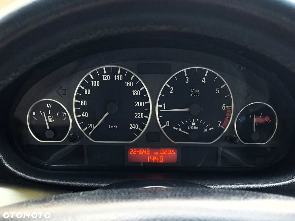 BMW Seria 3 318i - 9